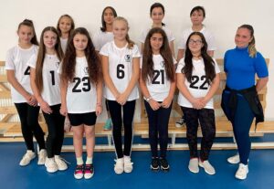 Read more about the article Szabó-Haizer Gréta testnevelő tanár tanítványai szorgosan edzenek az első mérkőzéseikre. Az u13-as lányok január utolsó hétvégéjén kezdik az idei versenyzést.